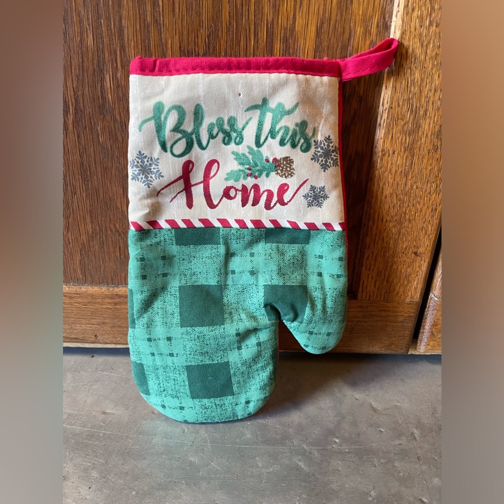 Christmas/Winter Holiday Oven Mitten